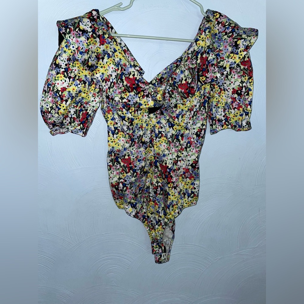Women’s XS Zara Floral Ruffled Bodysuit